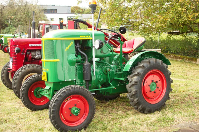 Tractor del verde de Deutz fotografía editorial. Imagen de ambiental -  80375192