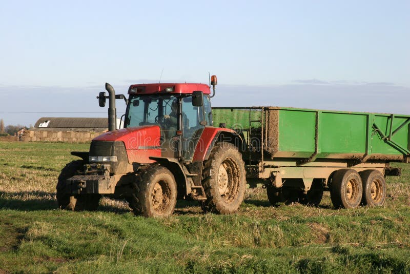 Tractor en Aanhangwagen op Landbouwbedrijf royalty-vrije stock afbeeldingen Tractor en Aanhangwagen op Landbouwbedrijf royalty-vrije stock afbeeldingen