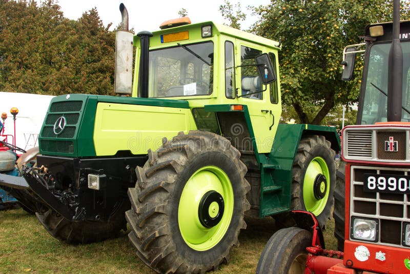 Tractor enorme del verde de Mercedes imagen de archivo libre de regalías Tractor enorme del verde de Mercedes imagen de archivo libre de regalías