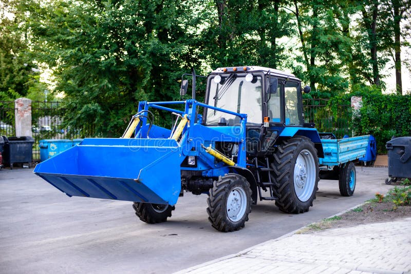 tractor met aanhangwagen voor het schoonmaken van parkgebieden stock afbeeldingen tractor met aanhangwagen voor het schoonmaken van parkgebieden stock afbeeldingen