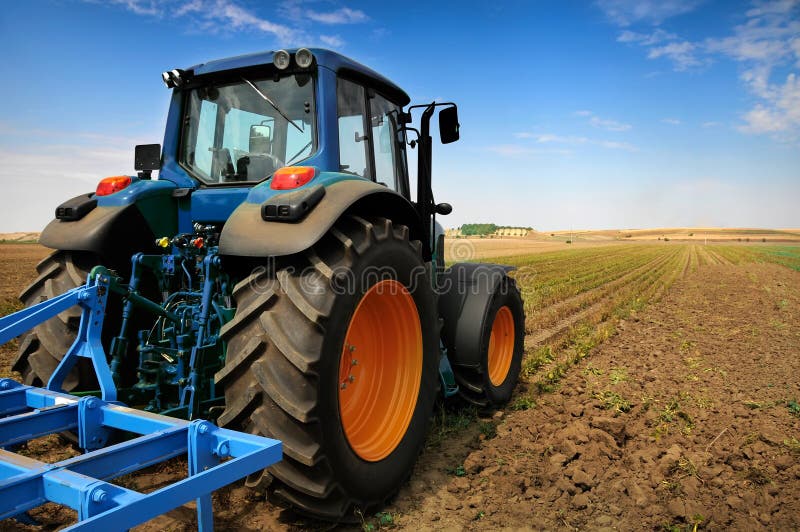 Traktor na farmě moderní zemědělství vybavení v oboru.