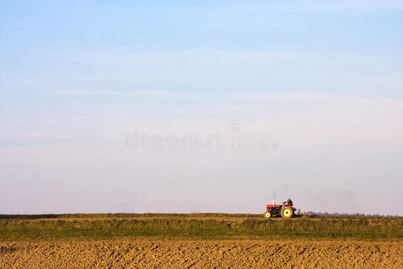 Tractor op een gebied royalty-vrije stock afbeeldingen Tractor op een gebied royalty-vrije stock afbeeldingen