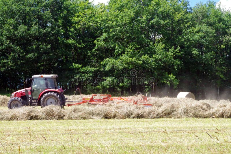 Tractor que trabaja en la preparación de un campo Cultivo del fondo foto de archivo Tractor que trabaja en la preparación de un campo Cultivo del fondo foto de archivo