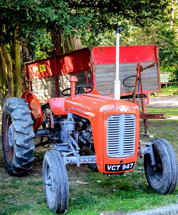 Tractor rojo y remolque del viejo vintage fotos de archivo Tractor rojo y remolque del viejo vintage fotos de archivo