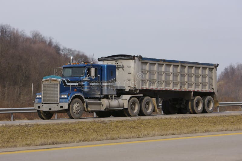 Camion Semi Dump Trailer sull'Autostrada.