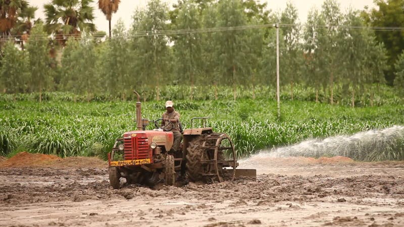 Tractorritten op modder op gebieden