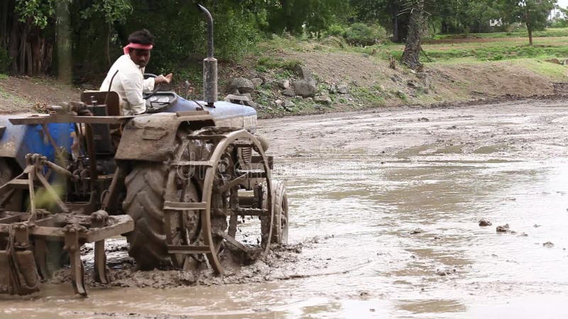 Tractorritten op modder op gebieden