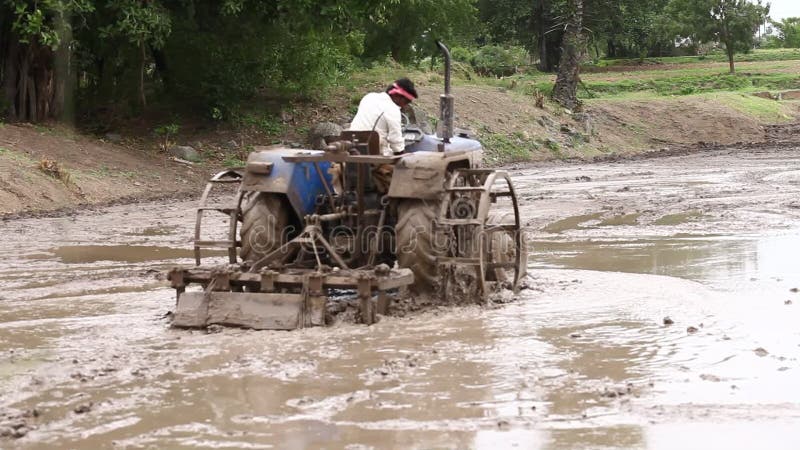 Tractorritten op modder op gebieden