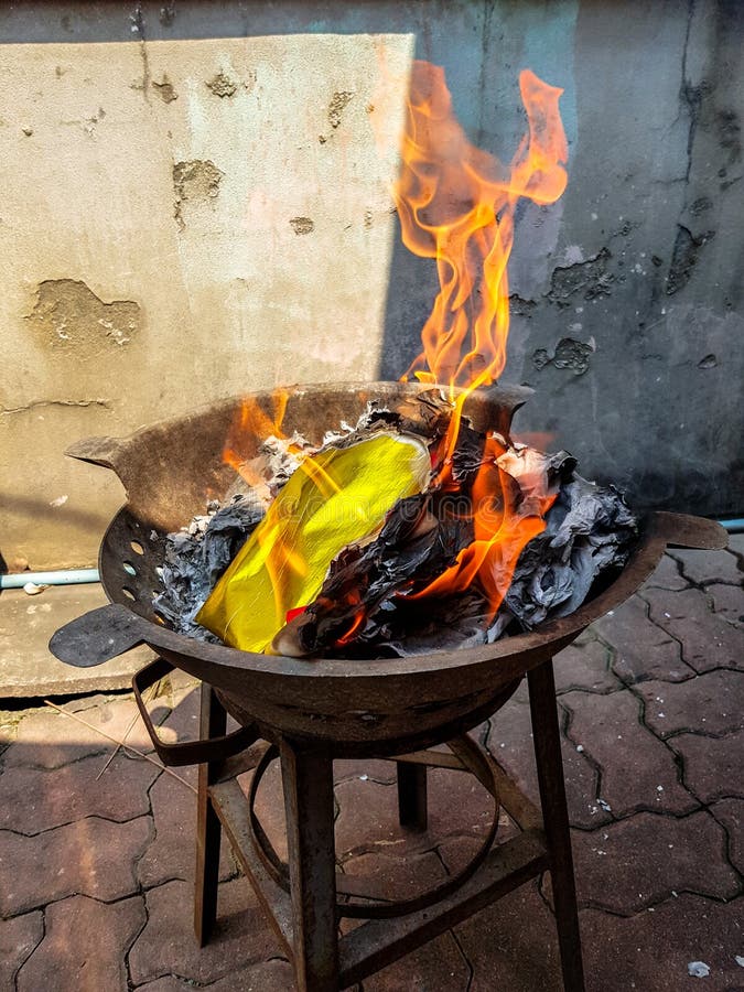 Tradicional chino para quemar las bebidas espirituosas del antepasado del papel del dinero de la plata y del oro desaparecidas foto de archivo libre de regalías Tradicional chino para quemar las bebidas espirituosas del antepasado del papel del dinero de la plata y del oro desaparecidas foto de archivo libre de regalías