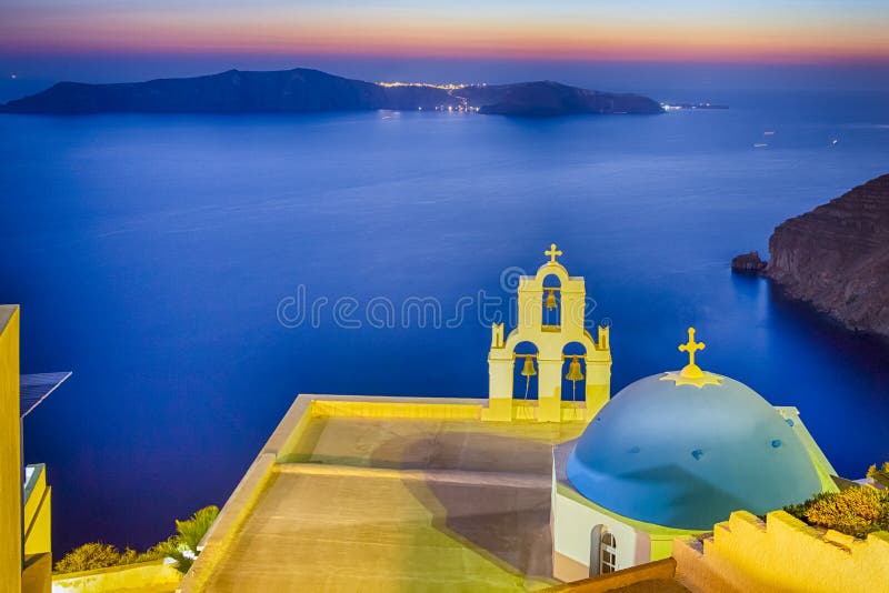 Tradicional Igreja Ortodoxa Azul de Thira, na ilha de Santorini, em frente ao mar Egeu e às ilhas fotografia de stock royalty free Tradicional Igreja Ortodoxa Azul de Thira, na ilha de Santorini, em frente ao mar Egeu e às ilhas fotografia de stock royalty free