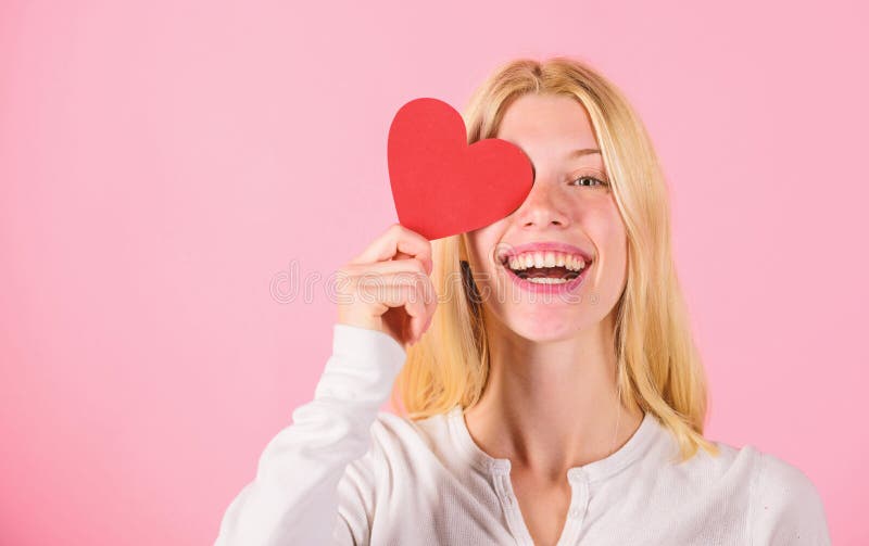 Tradicionalmente, El Día De San Valentín Ha Sido Visto Como Más  Significativo Para Las Mujeres La Mujer Celebra El Amor Caída Ale Imagen de  archivo - Imagen de significativo, valentinas: 172211815