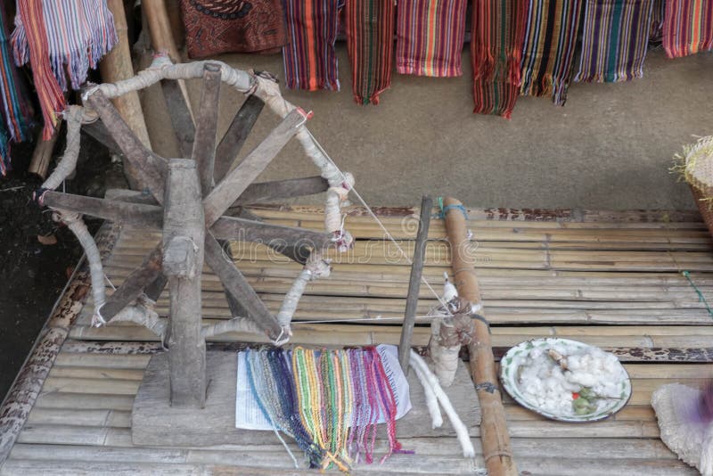 tradicionalmente-fabrica-hilados-con-una-rueda-de-hilatura-en-el