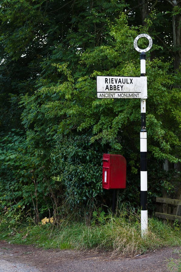 Tradiditional Roadsign - británicos Roadsign - buzón británico foto de archivo Tradiditional Roadsign - británicos Roadsign - buzón británico foto de archivo