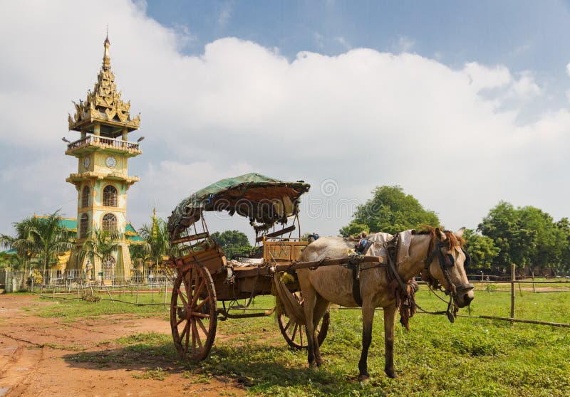 Tradiitional burmese końska fura z drewnianymi kołami obraz stock