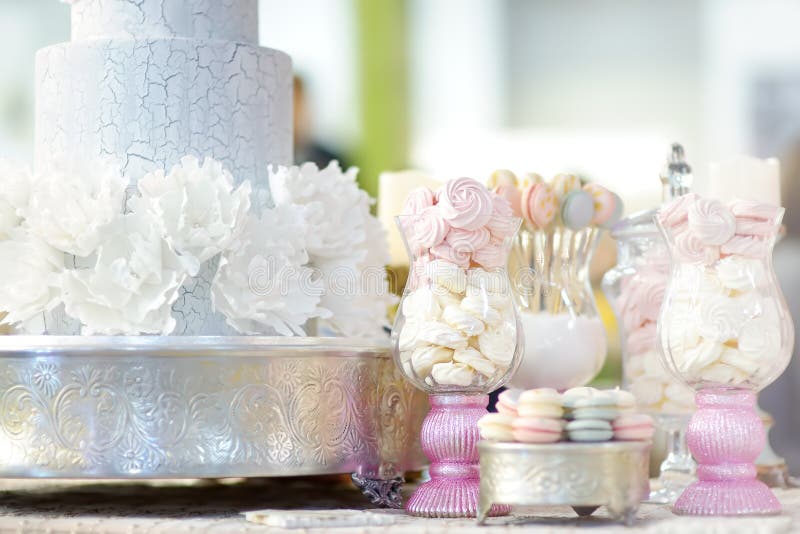 Traditional anniversary/wedding multi-layer cake decorated with flowers. And beautiful delicious sweet dessert royalty free stock photography Traditional anniversary/wedding multi-layer cake decorated with flowers. And beautiful delicious sweet dessert royalty free stock photography