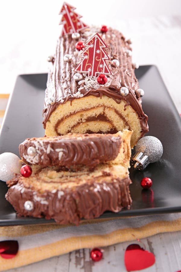 https://thumbs.dreamstime.com/b/traditional-christmas-cake-yule-log-chocolate-swiss-roll-decoration-195281110.jpg