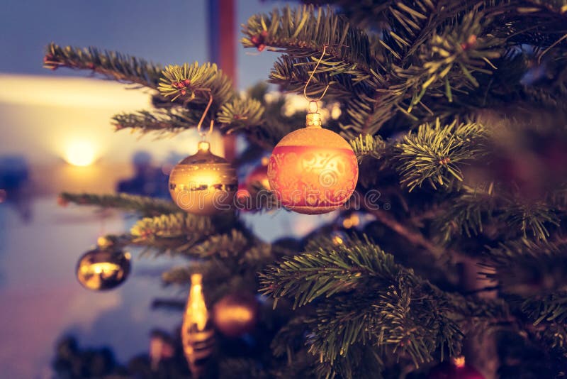 Cây thông Giáng Sinh truyền thống luôn là biểu tượng của mùa Giáng Sinh, mang đến một không khí và một thành phố rực rỡ trong những ngày cuối năm. Hãy cùng nhau khám phá những cây thông đẹp nhất, được trang trí một cách tinh tế và sáng tạo nhất để tận hưởng niềm vui của mùa lễ hội đặc biệt này.