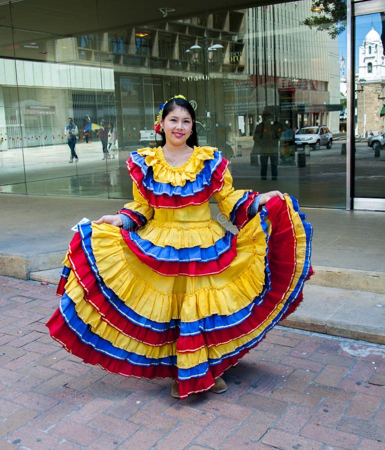 https://thumbs.dreamstime.com/b/traditional-colombian-dress-bogota-colombia-december-woman-dressed-front-gold-museum-83721982.jpg