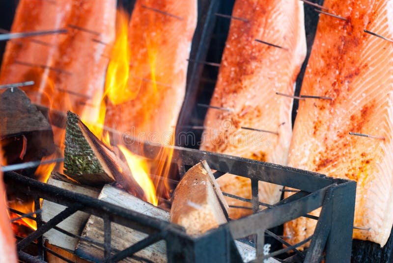 Salmón filete cocido través de tradicional chimenea.