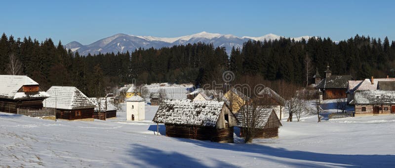 Tradiční lidová vesnická architektura v zimě , Slovensko