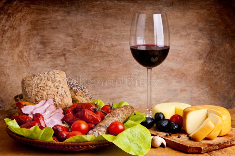 Zátiší složení s tradiční jídlo a víno.