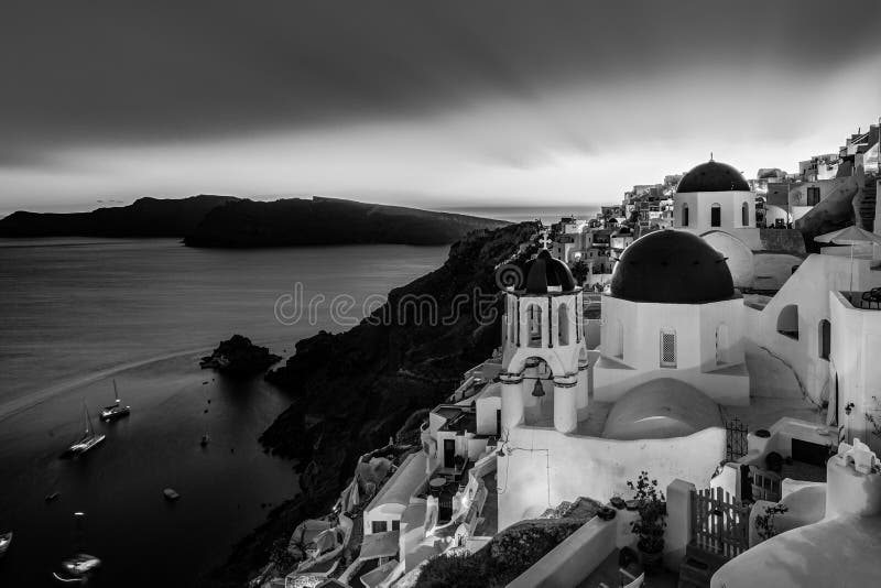 Čiernobiely panoráma mesta z, tradičný grék obec modrý kopula z kostoly, ostrov, grécko na súmrak.