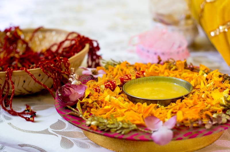 Đĩa Haldi - Được làm từ loại gia vị tuyệt vời nhất của Ấn Độ, đĩa Haldi là một phần không thể thiếu trong lễ cưới truyền thống của Ấn Độ. Hãy ngắm nhìn hình ảnh đầy màu sắc và nhấn mạnh về vẻ đẹp của đĩa Haldi, bạn sẽ cảm nhận được sự quyến rũ và tinh tế của đồ trang trí này.