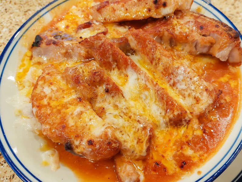 Tradičný štýl pečený bravčové kotlety syr, paradajka omáčka a vyprážaný.