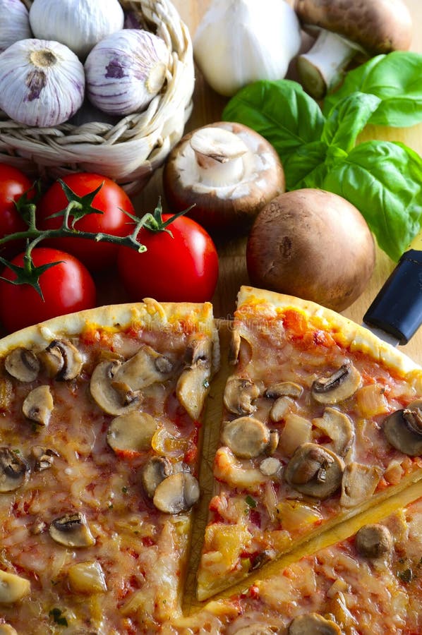 La tradizionale pizza italiana con funghi, pomodori, aglio e basilico.