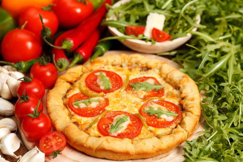 Pizza italiana con carpaccio, pomodoro e peperoncino.