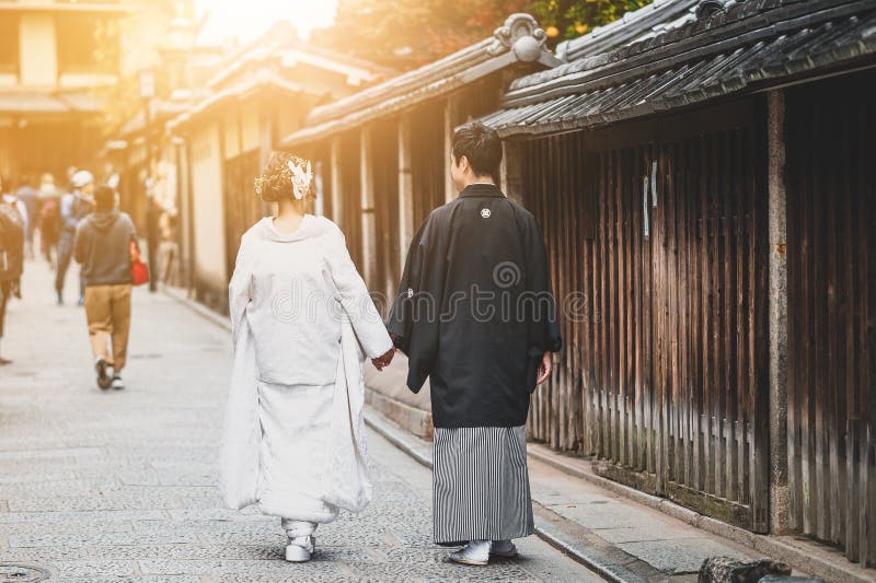 https://thumbs.dreamstime.com/b/traditional-japanese-ceremony-wedding-lovely-day-silhouettes-married-couple-holding-red-paper-umbrella-hands-kissing-under-174512229.jpg