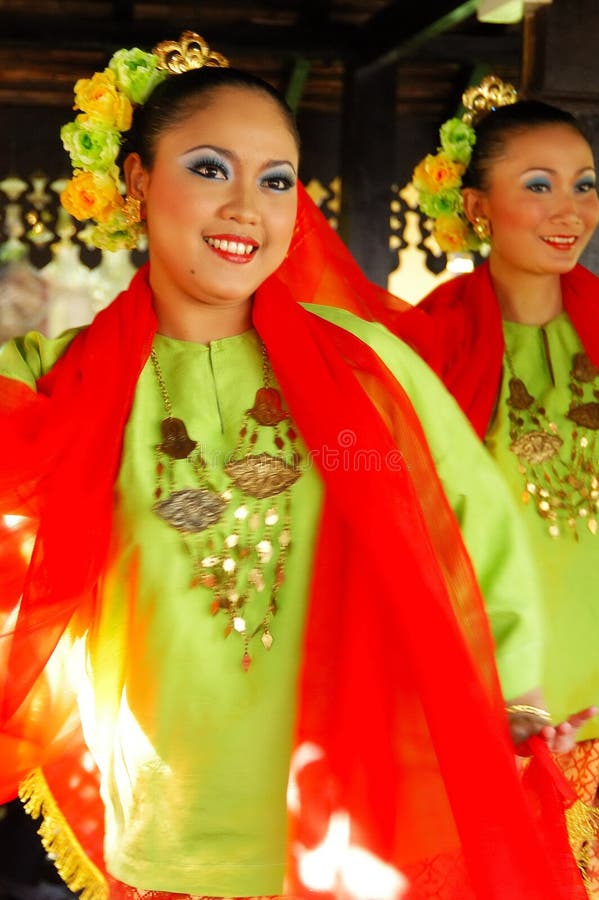 Traditional Malay Dance editorial photo. Image of malaysia - 27796551