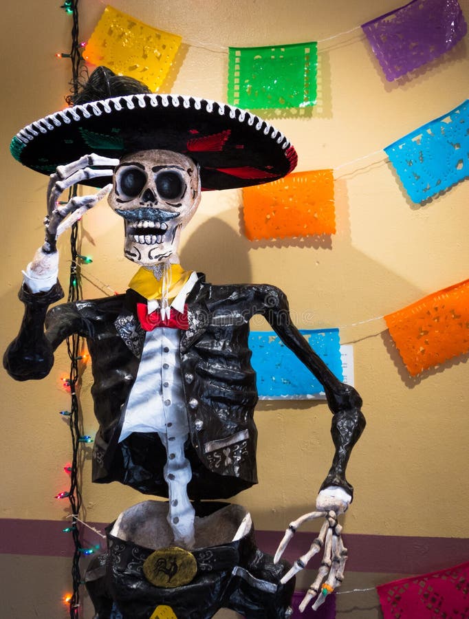 Tradicional mexicano esqueleto escultura equipo a en El mercado callejón celebra en,.