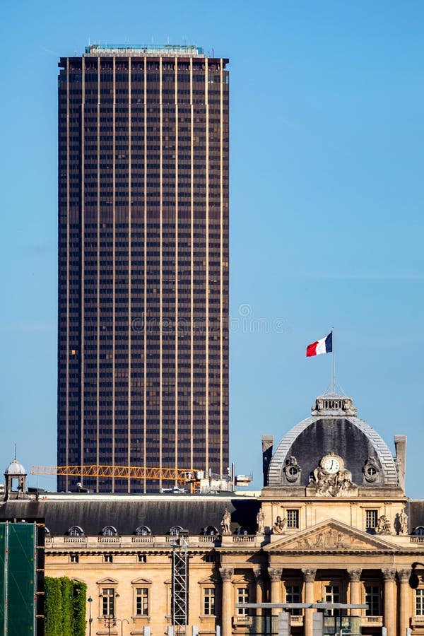 Dve budovy, klasický a jeden v ulice z paríž na slnečný.