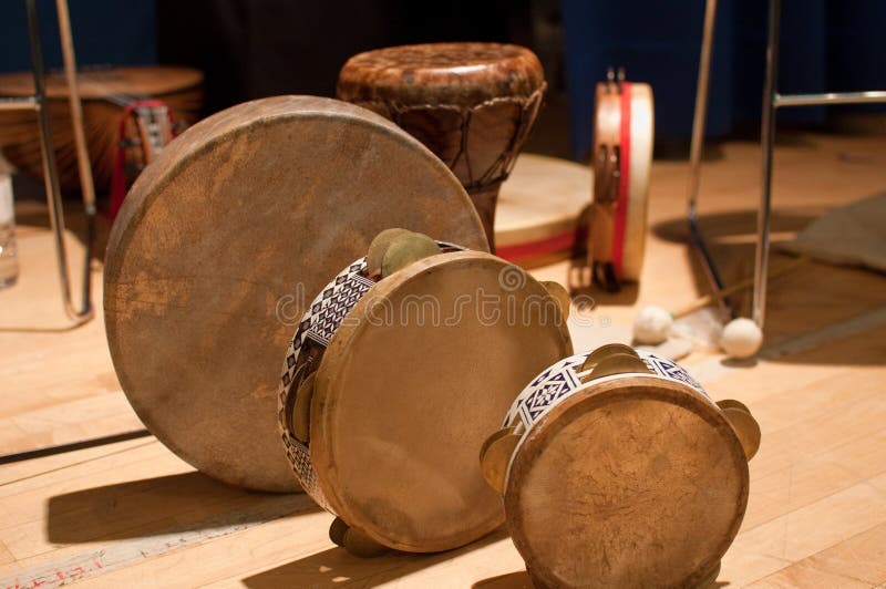 Soubor z středověký bicí nástroje přístroje použitý španělština hudba.