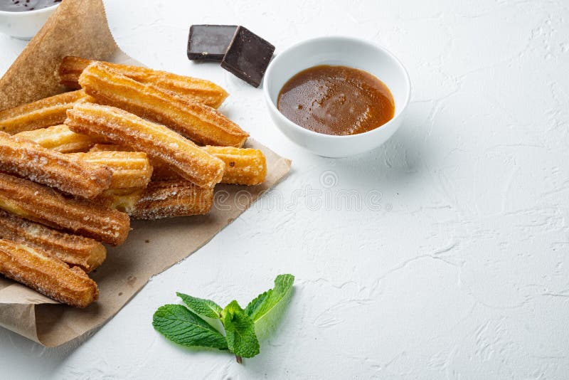 Món tráng miệng Tây Ban Nha truyền thống Churros với đường và socola: Bạn yêu thích tráng miệng ngọt ngào và đang tìm kiếm món ăn đặc trưng của Tây Ban Nha? Churros với đường và socola sẽ là sự lựa chọn hoàn hảo cho bạn. Với vị ngọt đầy mê hoặc, món ăn này đã trở thành một trong những món yêu thích của người dân Tây Ban Nha. Hãy xem hình ảnh để đắm chìm trong hương vị ngon lành của chúng. 