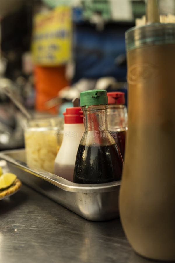 Tradicional vietnamita fideos Condimento bandeja comida de limón rebanadas, chirrido de, salsa, soja salsa, cuchara a palos sobre el calles comida en la ciudad,.