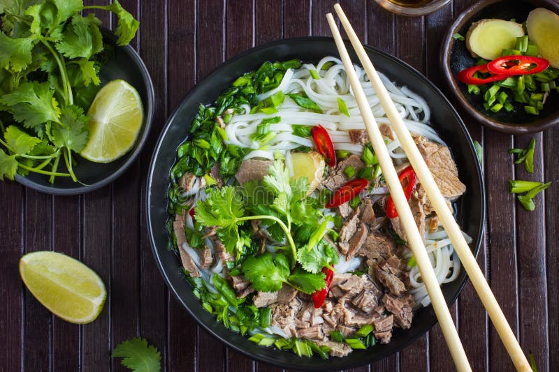 Traditionelle vietnamesische Suppe Pho mit Rindfleisch und Reis, Nudeln, Ansicht von oben.