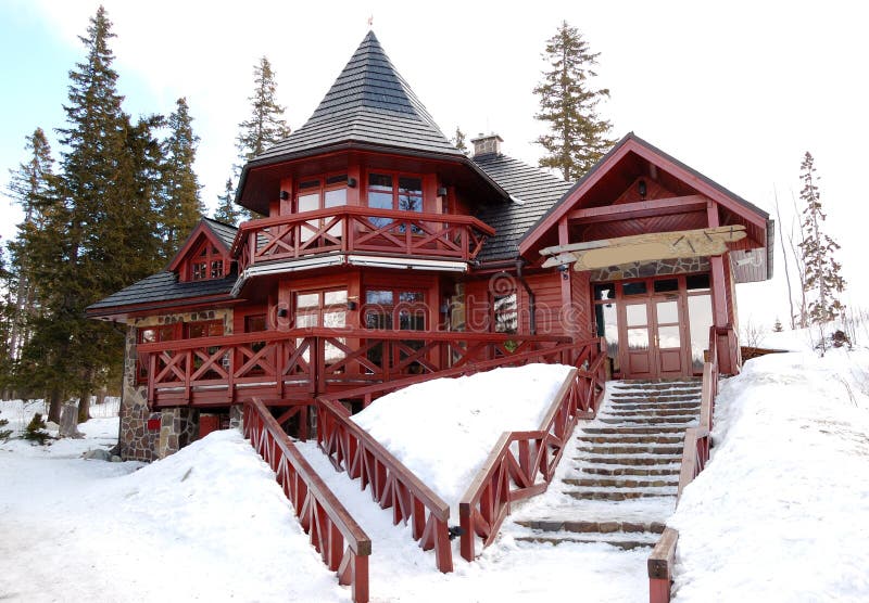 Tradičná drevená slovenská reštaurácia v lyžiarskom stredisku