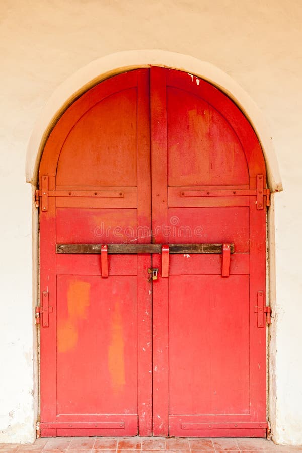 Traditioneel antiek rood houten deurnachtslot door hangslot en w royalty-vrije stock foto Traditioneel antiek rood houten deurnachtslot door hangslot en w royalty-vrije stock foto