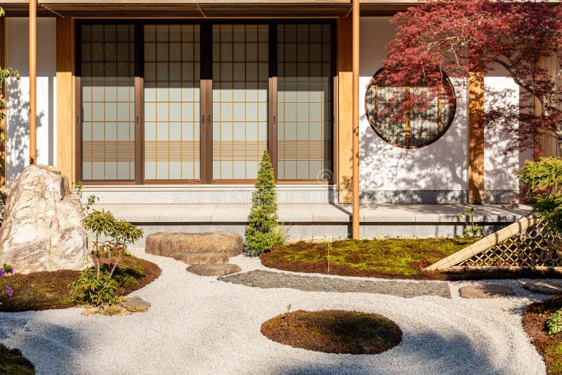 Traditioneel Japans huis met een schilderachtige tuin royalty-vrije stock fotografie Traditioneel Japans huis met een schilderachtige tuin royalty-vrije stock fotografie