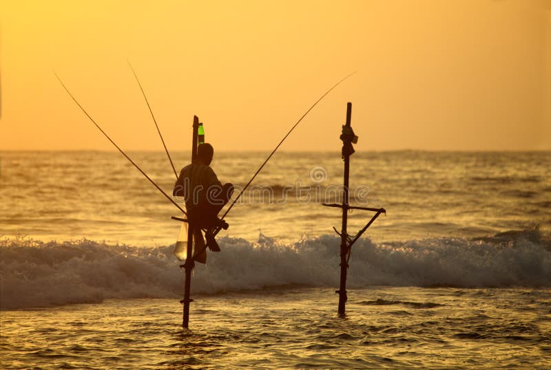 Traditioneel Sri Lanka die techniek in oceaanbranding vissen stock fotografie Traditioneel Sri Lanka die techniek in oceaanbranding vissen stock fotografie