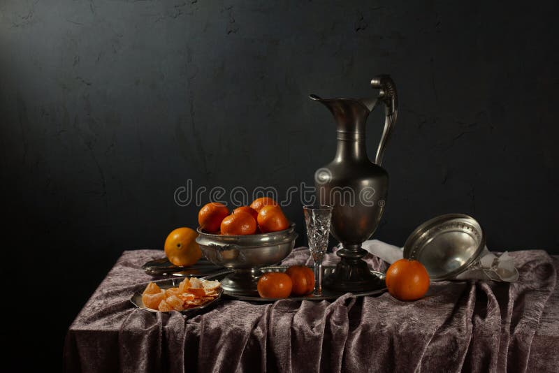 Traditioneel stilleven met tin oude kruik en mandarijnen