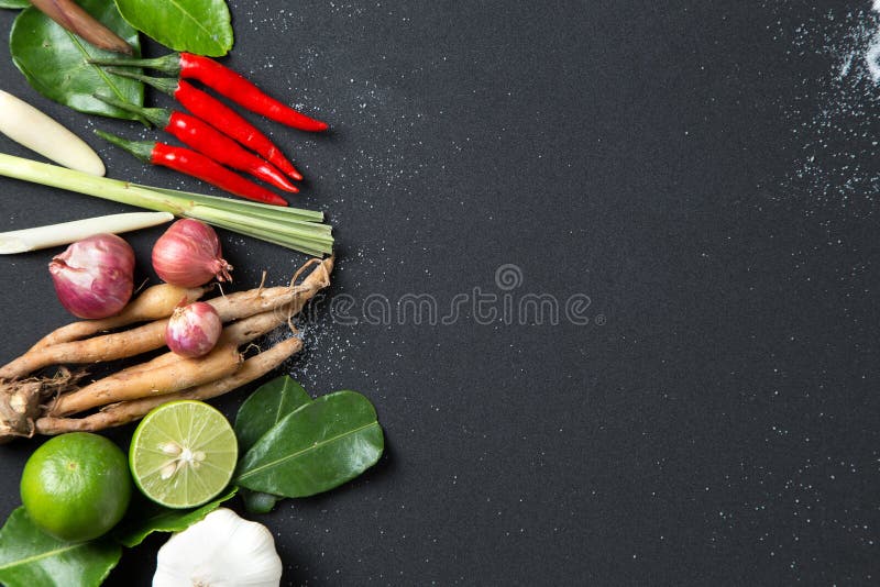 Traditioneel Thais het Kruidingrediënt van de voedselkeuken van de kruidige soep van Tom Yum op zwarte achtergrond royalty-vrije stock afbeeldingen Traditioneel Thais het Kruidingrediënt van de voedselkeuken van de kruidige soep van Tom Yum op zwarte achtergrond royalty-vrije stock afbeeldingen