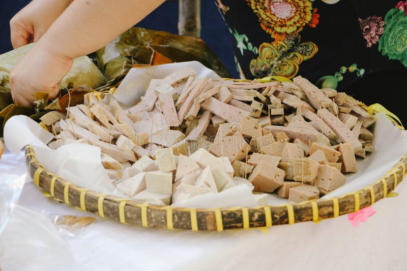 Traditioneel Vietnamese voedselpork bologna of vleesbaloney-display op de markt stock fotografie Traditioneel Vietnamese voedselpork bologna of vleesbaloney-display op de markt stock fotografie