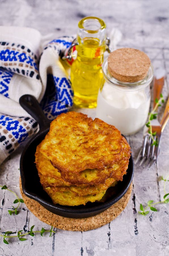 Traditionele aardappelpannekoeken stock afbeelding Traditionele aardappelpannekoeken stock afbeelding