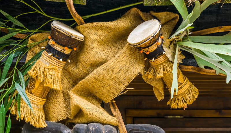 Traditionele Afrikaanse djembe trommelt het hangen op het dak, culturele instrumenten van Afrika, muziekachtergrond stock foto Traditionele Afrikaanse djembe trommelt het hangen op het dak, culturele instrumenten van Afrika, muziekachtergrond stock foto
