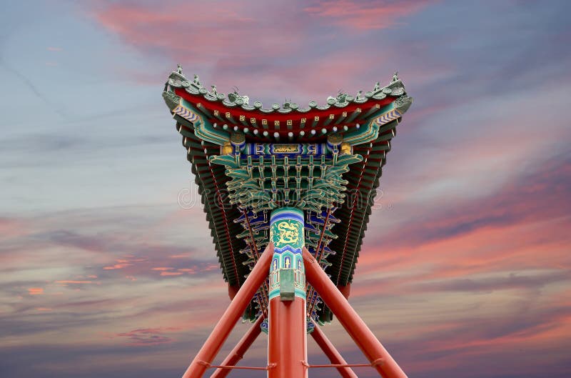 Traditionele antieke Chinese poort in Beihai-Park --Peking, China stock foto Traditionele antieke Chinese poort in Beihai-Park --Peking, China stock foto
