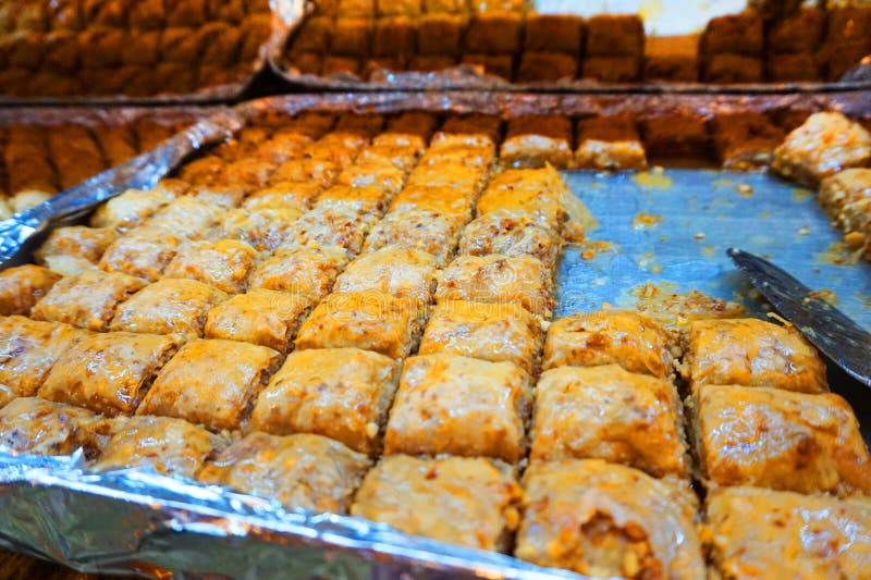 Traditionele Arabische dessert-baklava, het concept het vieren van de Heilige maand van Ramadan en Eid al-Fitr, zoete voedselacht royalty-vrije stock afbeelding Traditionele Arabische dessert-baklava, het concept het vieren van de Heilige maand van Ramadan en Eid al-Fitr, zoete voedselacht royalty-vrije stock afbeelding