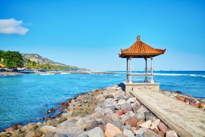 Traditionele Balinese gazebo met oceaanmening royalty-vrije stock afbeeldingen Traditionele Balinese gazebo met oceaanmening royalty-vrije stock afbeeldingen